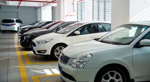 Los errores más comunes al aparcar en casa o en garaje: así debes estacionar para evitar averías y alargar la vida del coche