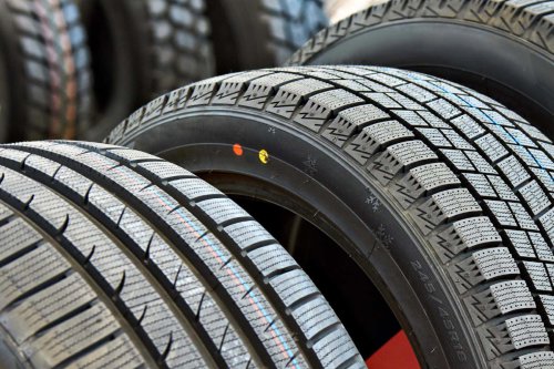 El curioso significado de los puntos rojos y amarillos que se ven en los neumáticos