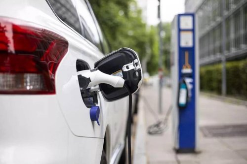 El coche eléctrico ya roza el 20% en Europa mientras la combustión se desploma