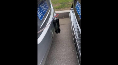 Ingeniería casera: cómo una botella puede ayudarte a aparcar mejor