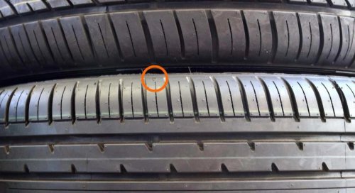 Los pequeños triángulos en los neumáticos tienen una función más importante de lo que piensan los conductores