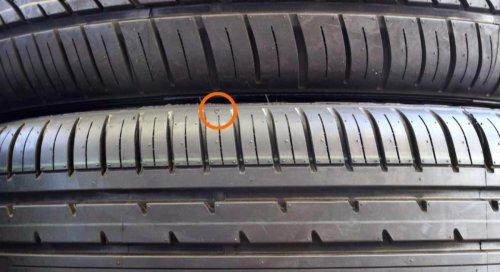 Los pequeños triángulos en los neumáticos tienen una función más importante de lo que piensan los conductores