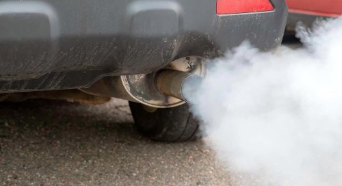 Qué significa cada color del humo del escape: lo que revela sobre el estado del motor de tu coche y cuándo deberías preocuparte
