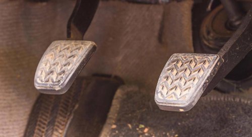 Nada de pisar el embrague de golpe al frenar: la técnica correcta para detener el coche y evitar que las pastillas se desgasten