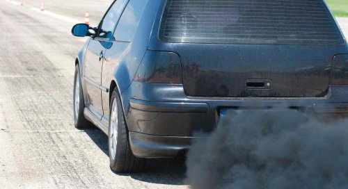 El humo negro del escape: una señal que muchos conductores creen normal pero esconde un problema serio en el motor de coche