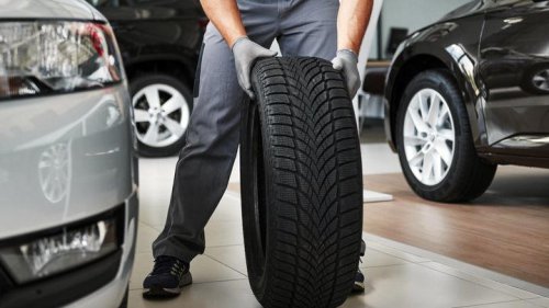 ¿Por qué vibra el volante de tu coche? Causas y soluciones