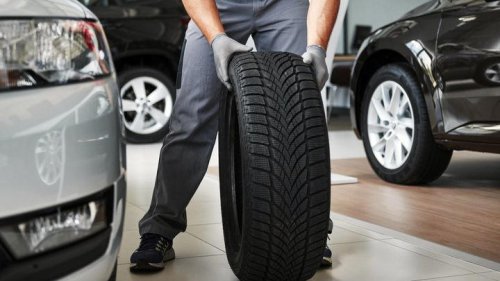 ¿Por qué vibra el volante de tu coche? Causas y soluciones