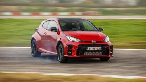 ¿Por qué vibra el volante de tu coche? Causas y soluciones