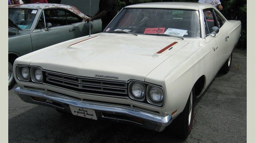 7 Muscle cars built around the 426 Hemi engine
