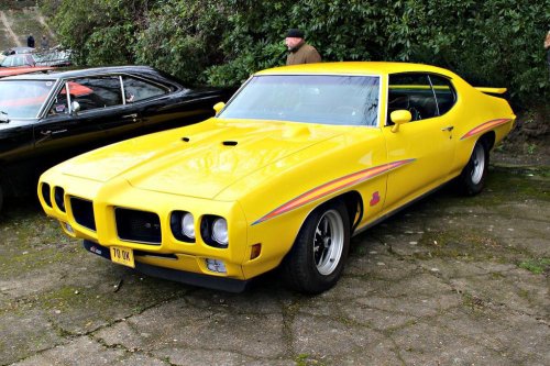 15 Vintage Cars That Defined a Generation