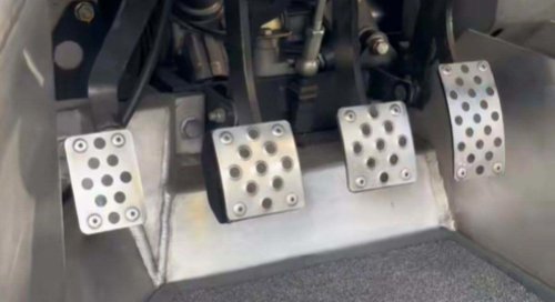 Por qué algunos coches tienen cuatro pedales en lugar de tres: la función que desconocen la mayoría de conductores