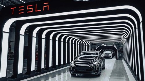 Tesla, Tesla produce hasta seis veces más coches por fábrica que sus rivales. Y eso explica muchas cosas