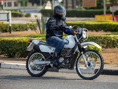 【まだまだ現役！】スズキ「DR200SE」はジェベル直系の名車！アフリカで愛され続ける理由とは？【世界でがんばる!! 日本メーカーの珍車大図鑑 Vol.12】