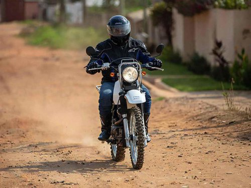 【まだまだ現役！】スズキ「DR200SE」はジェベル直系の名車！アフリカで愛され続ける理由とは？【世界でがんばる!! 日本メーカーの珍車大図鑑 Vol.12】