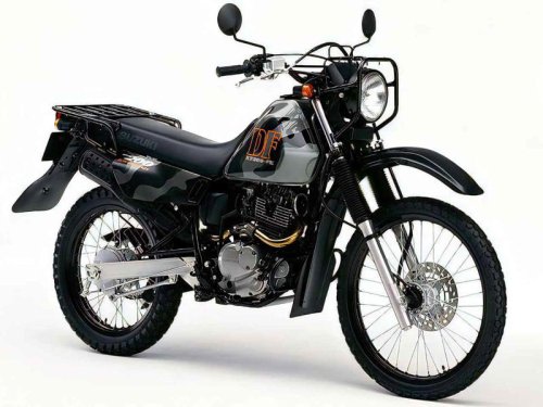 【まだまだ現役！】スズキ「DR200SE」はジェベル直系の名車！アフリカで愛され続ける理由とは？【世界でがんばる!! 日本メーカーの珍車大図鑑 Vol.12】