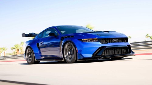 10 cars powered by the V8 engine that has won the most awards