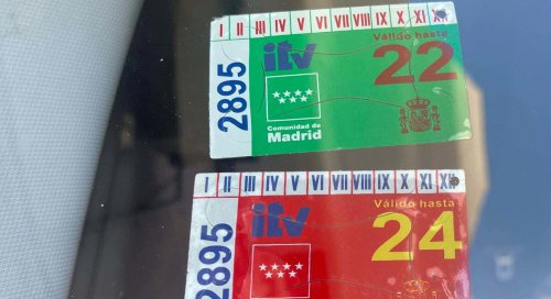 ¿Qué indican los colores de las pegatinas de la ITV? Una información valiosa para las autoridades que si no la llevas, tiene multa