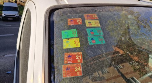 ¿Qué indican los colores de las pegatinas de la ITV? Una información valiosa para las autoridades que si no la llevas, tiene multa