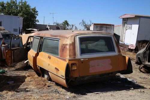 Los tesoros ocultos de Turner's Auto Wrecking en Fresno, California