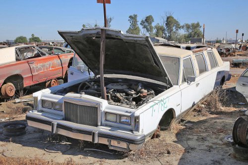 Los tesoros ocultos de Turner's Auto Wrecking en Fresno, California