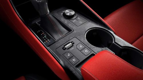 This 10-year-old luxury sedan still embarrasses new interiors