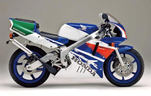 ホンダ「NSR250R」（MC21・1990年）を解説！ 2ストで初めて鈴鹿4耐を制覇｜上級グレード・SEや当時の製品カタログも掲載