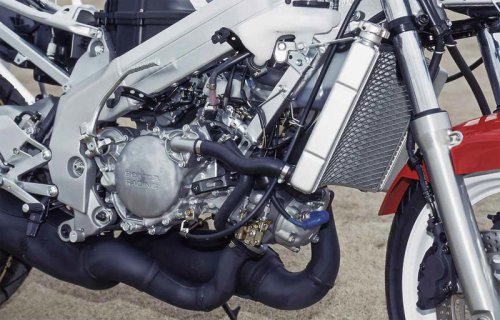 ホンダ「NSR250R」（MC21・1990年）を解説！ 2ストで初めて鈴鹿4耐を制覇｜上級グレード・SEや当時の製品カタログも掲載