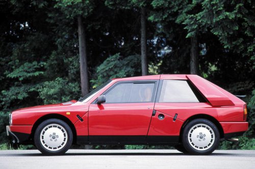 ランチアのWRCワークスマシンで唯一無冠に終わったスーパーウエポン「デルタS4」【スーパーカークロニクル・完全版／027】