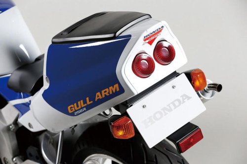 ホンダ「NSR250R」（MC21・1990年）を解説！ 2ストで初めて鈴鹿4耐を制覇｜上級グレード・SEや当時の製品カタログも掲載