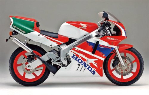 ホンダ「NSR250R」（MC21・1990年）を解説！ 2ストで初めて鈴鹿4耐を制覇｜上級グレード・SEや当時の製品カタログも掲載