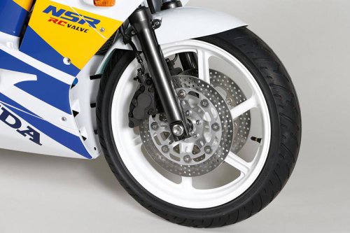 ホンダ「NSR250R」（MC21・1990年）を解説！ 2ストで初めて鈴鹿4耐を制覇｜上級グレード・SEや当時の製品カタログも掲載