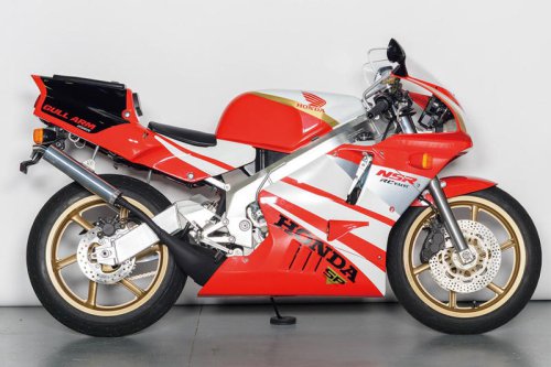 ホンダ「NSR250R SP」（MC21・1990年）を解説！ 2500台限定で登場したキャビンカラー｜1992年までに登場したSPモデルとそのカタログを掲載