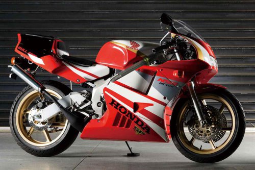 ホンダ「NSR250R SP」（MC21・1990年）を解説！ 2500台限定で登場したキャビンカラー｜1992年までに登場したSPモデルとそのカタログを掲載