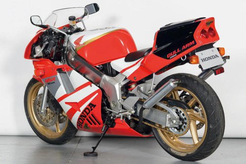 ホンダ「NSR250R SP」（MC21・1990年）を解説！ 2500台限定で登場したキャビンカラー｜1992年までに登場したSPモデルとそのカタログを掲載