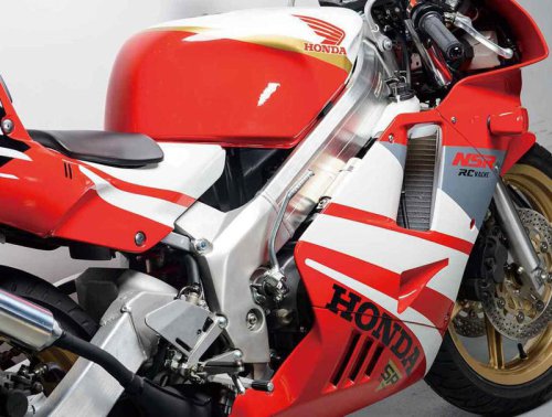 ホンダ「NSR250R SP」（MC21・1990年）を解説！ 2500台限定で登場したキャビンカラー｜1992年までに登場したSPモデルとそのカタログを掲載