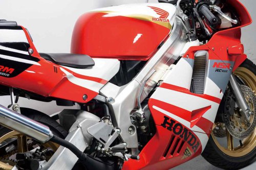 ホンダ「NSR250R SP」（MC21・1990年）を解説！ 2500台限定で登場したキャビンカラー｜1992年までに登場したSPモデルとそのカタログを掲載
