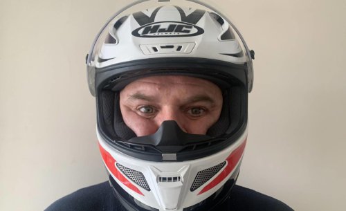 El error fatal que cometes al elegir tu casco de moto y la sencilla manera de evitarlo