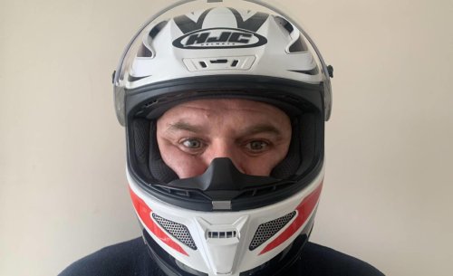 El error fatal que cometes al elegir tu casco de moto y la sencilla manera de evitarlo
