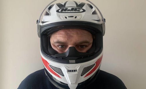 El error fatal que cometes al elegir tu casco de moto y la sencilla manera de evitarlo