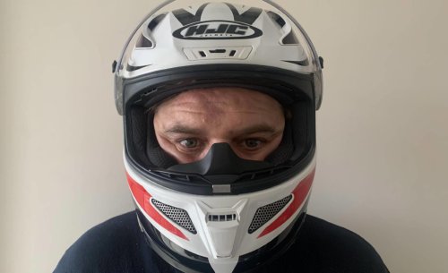 El error fatal que cometes al elegir tu casco de moto y la sencilla manera de evitarlo