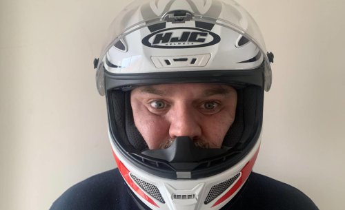 El error fatal que cometes al elegir tu casco de moto y la sencilla manera de evitarlo