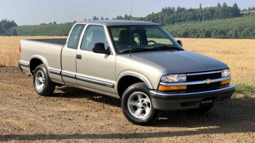 10 unstoppable manual-transmission pickup trucks under $15,000