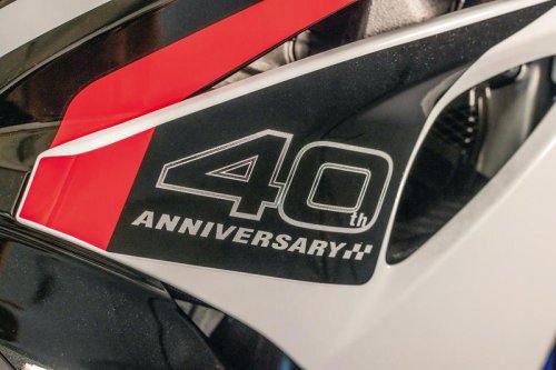 規制対応＆ウイング付きで大復活！スズキ「GSX-R1000R」40周年記念車の各部装備・ディテールに注目