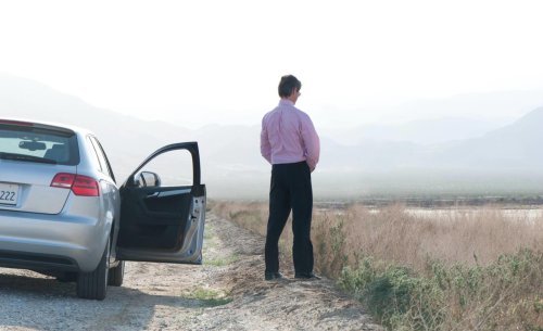 Este simple gesto antes de conducir puede evitar que un accidente leve se convierta en una tragedia