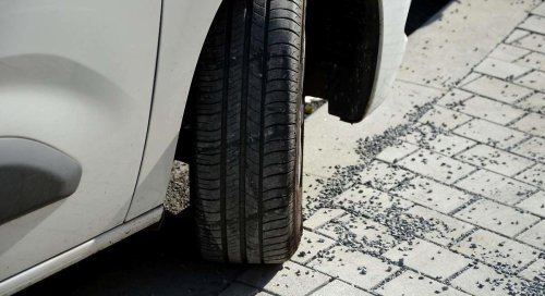 Adiós a subirse al bordillo en curvas cerradas: el consejo de un experto en conducción para girar en calles estrechas