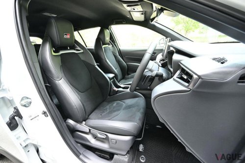 進化したトヨタ「カローラクロス」に注目の新グレード「GRスポーツ」登場！ 見た目もエンジンも足回りも特別な“メーカー謹製チューニング”の妙味とは？