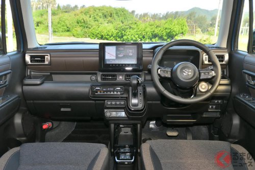 アキュラ | キャデラック | キア | スズキ | ジャガー | クライスラー | クプラ | フェラーリ | ランボルギーニ | ランドローバー | マセラティ | マクラーレン | テスラ | メルセデス | アストンマーティン | ジェネシス | レクサス | ロータス | メルセデス・ベンツ | ロールス・ロイス | スマート | スバル | フォルクスワーゲン | ビュイック | アルファロメオ | シトロエン | アルピーヌ | ベントレー | シボレー | フォード | ジープ | プジョー | ルノー | ダイハツ | インフィニティ | アルピナ | オペル | ポルシェ | ボルボ | いすゞ | トヨタ | ホンダ | ヒョンデ | シュコダ | よりSUVらしく「キャラ変」したスズキ新型「クロスビー」！ カワイイ系からクールで力強いスタイルに センターコンソールが追加された理由は？ メカニズムは正常進化