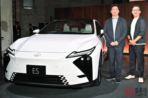 レクサス新型「流麗セダン」日本初公開！ “世界初＆メーカー初”の機能採用の「スゴイ内装」も披露！ 開発者やデザイナーが語る魅力にも注目！ 2026年春に導入される新型「ES」の楽しみ方とは？