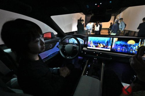 レクサス新型「流麗セダン」日本初公開！ “世界初＆メーカー初”の機能採用の「スゴイ内装」も披露！ 開発者やデザイナーが語る魅力にも注目！ 2026年春に導入される新型「ES」の楽しみ方とは？