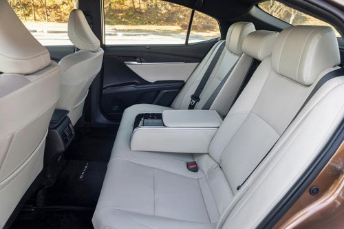 【新型】トヨタ「カムリHV」、快適性・燃費・安全性の三拍子でライバルを圧倒